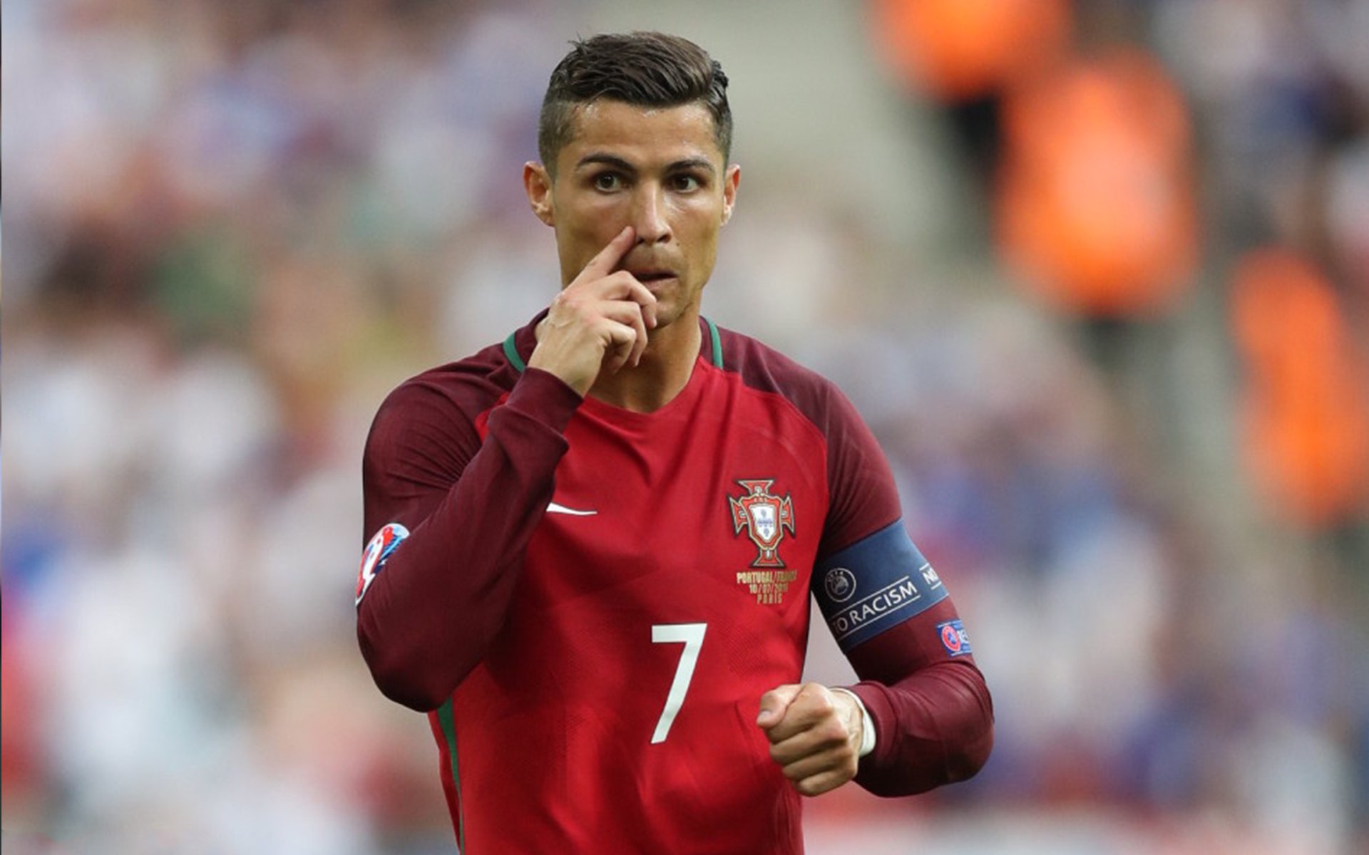 《虚拟偶像荧幕助阵电竞比赛，明星效应持续扩大》，虚拟偶像舞台